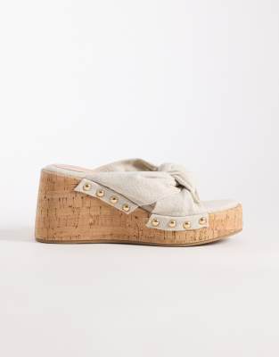  Tulip wedge with twist detail in beige