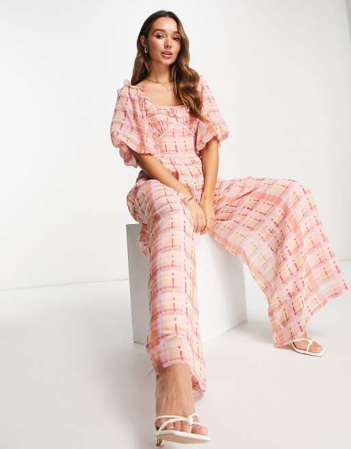 ASOS DESIGN – Tumbled – Karierter Jumpsuit aus Polyester mit Rüschen am Ausschnitt