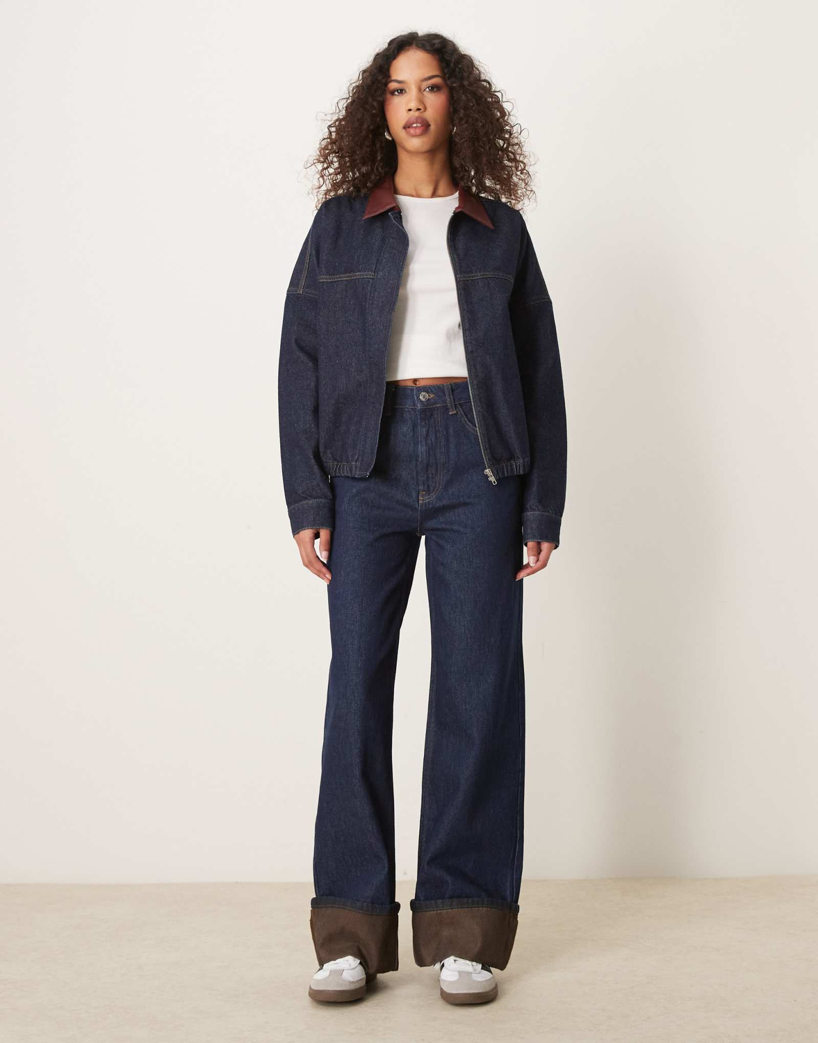 Джинсы ASOS DESIGN с отложным воротником контрастного коричневого цвета индиго
