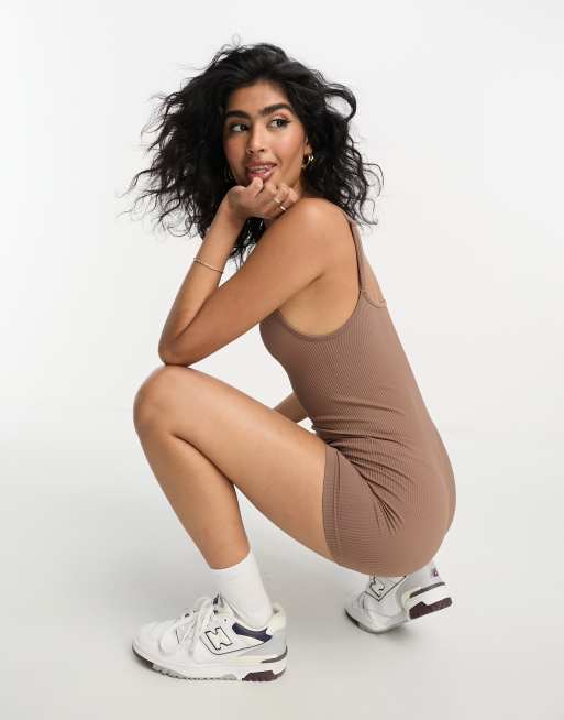 ASOS DESIGN - Tuta aderente corta color moka a coste senza cuciture, 3 di 4