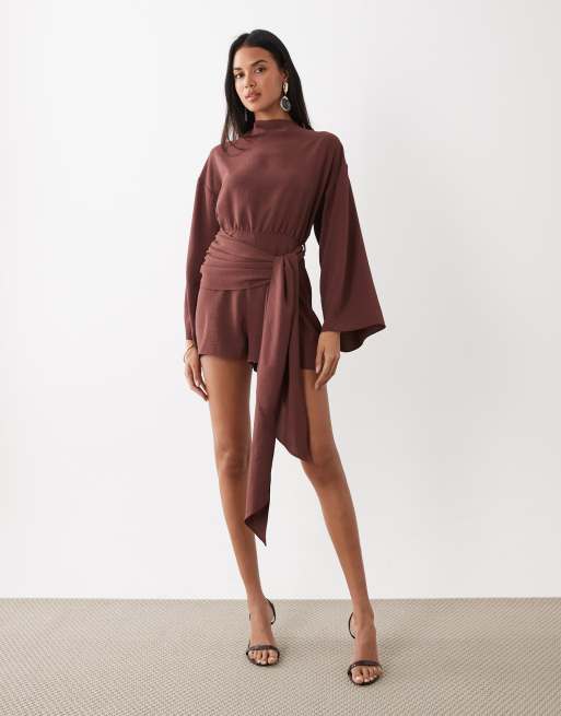 ASOS DESIGN - Tuta corta a campana color cioccolato allacciata in vita