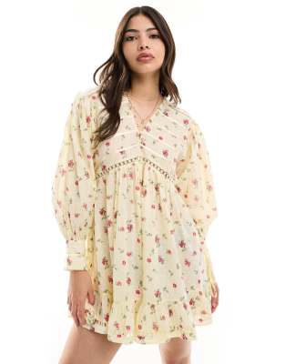 ASOS DESIGN - Tuta corta a ruota con dettagli in pizzo e stampa a fiorellini