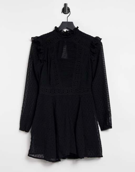 ASOS DESIGN - Tuta corta accollata in tessuto plumetis e pizzo, colore nero