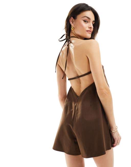 ASOS DESIGN - Tuta corta allacciata al collo marrone con fascetta sulla schiena