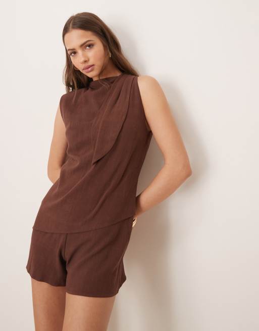 ASOS DESIGN - Tuta corta color cioccolato in lino allacciata al collo doppio strato, 3 di 4