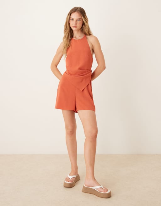 ASOS DESIGN - Tuta corta color ruggine allacciata al collo asimmetrica con dettaglio sovrapposto