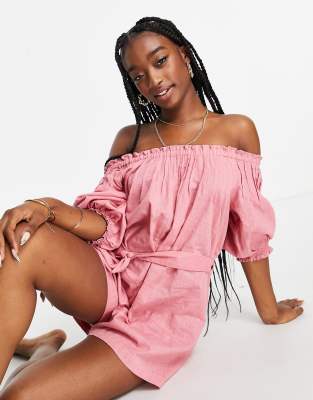 ASOS DESIGN - Tuta corta con cintura e spalle scoperte in tessuto stropicciato color cipria
