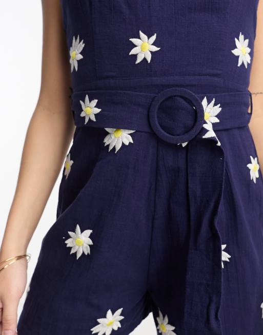 ASOS DESIGN - Tuta corta con scollo squadrato e cintura blu navy con ricamo di margherite, 3 di 4