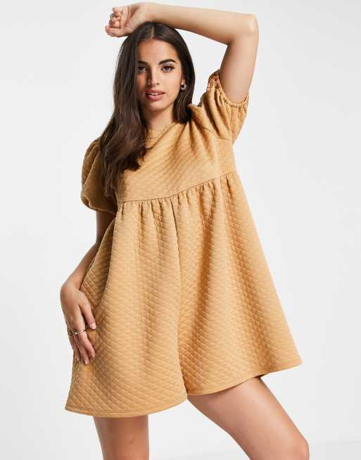 ASOS DESIGN - Tuta corta grembiule trapuntata color cammello con maniche corte a sbuffo