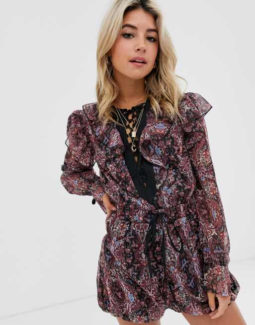 ASOS DESIGN - Tuta corta in chiffon a fiori con volant e laccetti