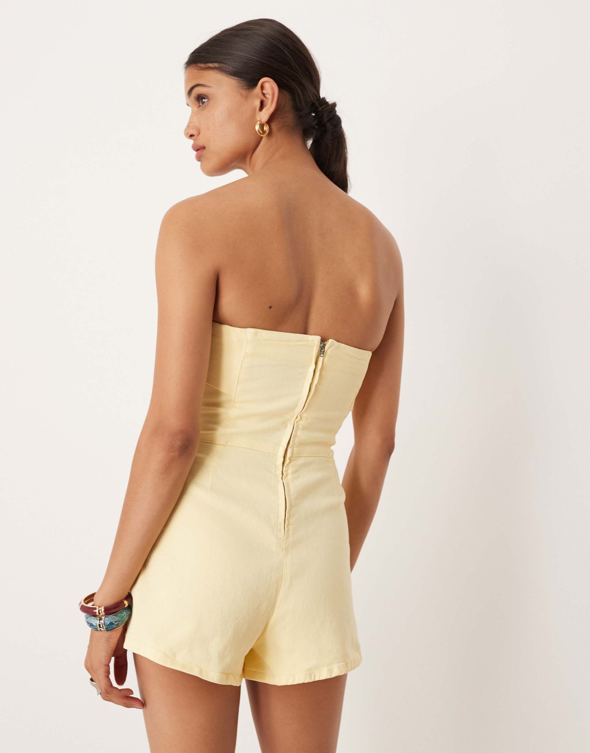 ASOS DESIGN: Tuta Corta in Denim a Fascia Latticello con Risvolto