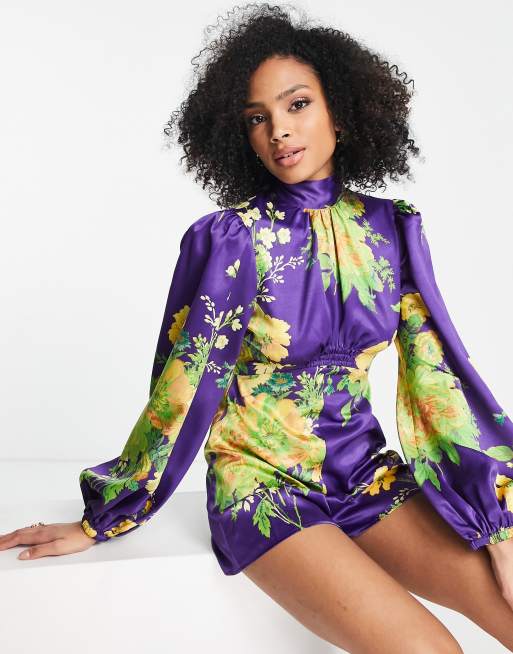 ASOS DESIGN - Tuta corta in raso con stampa di fiori selvatici oversize con maniche a sbuffo 