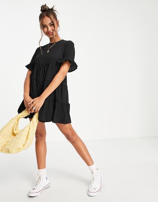 ASOS DESIGN - Tuta corta nera a maniche corte stile grembiule in crêpe a balze