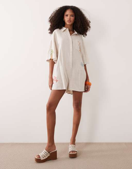 ASOS DESIGN - Tuta corta stile camicia a maniche corte color pietra con ricamo, 2 di 4