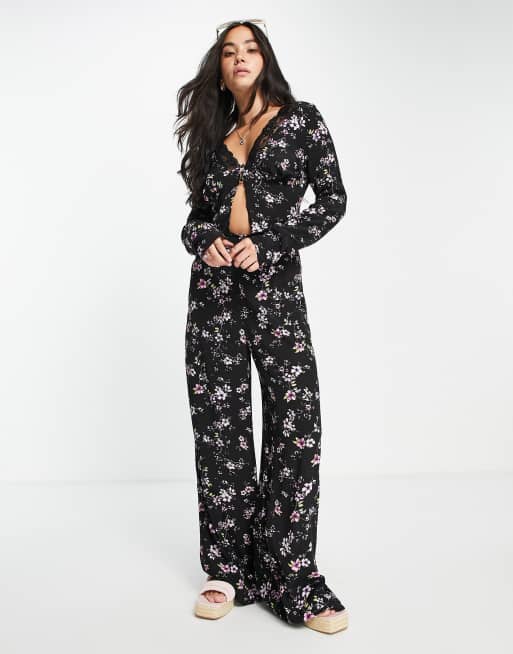ASOS DESIGN - Tuta jumpsuit a fiori con finiture in pizzo e bottoni