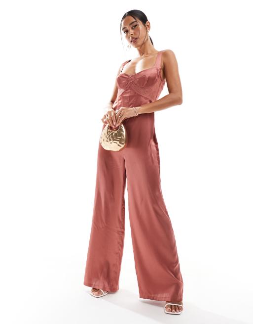 ASOS DESIGN - Tuta jumpsuit a fondo ampio in raso marrone con corsetto in pizzo