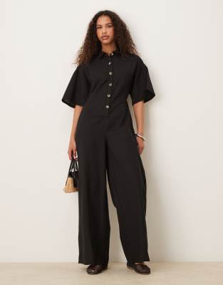 ASOS DESIGN - Tuta jumpsuit a fondo ampio nera con bottoni e colletto - view 1