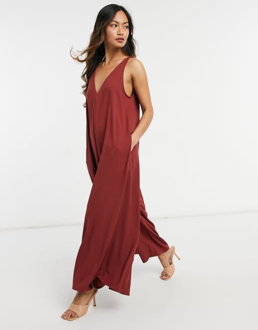 ASOS DESIGN - Tuta jumpsuit a grembiule minimal con scollo a V bordeaux