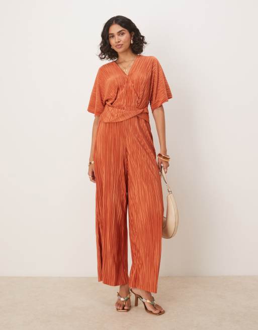 ASOS DESIGN - Tuta jumpsuit a maniche corte e avvolgente in vita color ruggine plissé con scollo profondo
