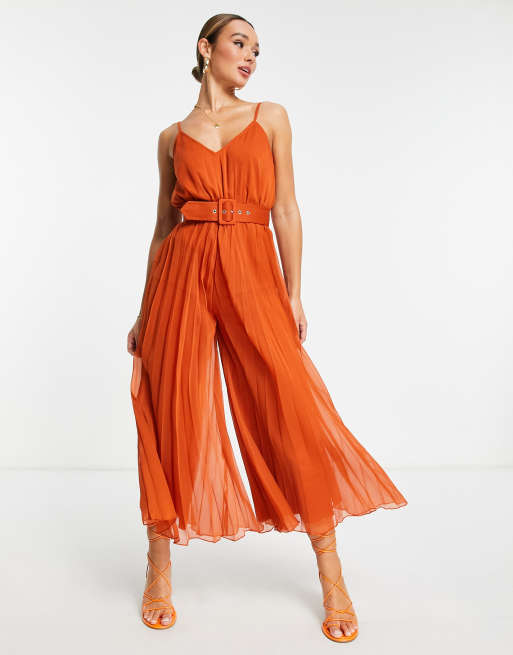 ASOS DESIGN - Tuta jumpsuit a pieghe marrone con cintura in vita e spalline sottili