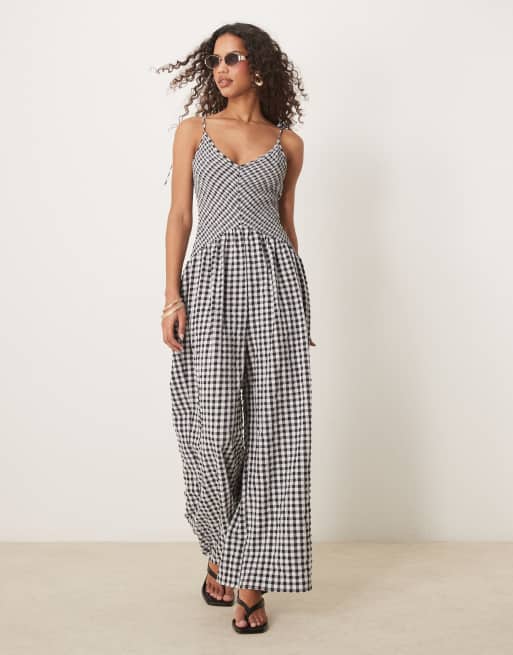 ASOS DESIGN - Tuta jumpsuit a quadretti in poliestere con vita scesa, dettagli stropicciati e scollo a V