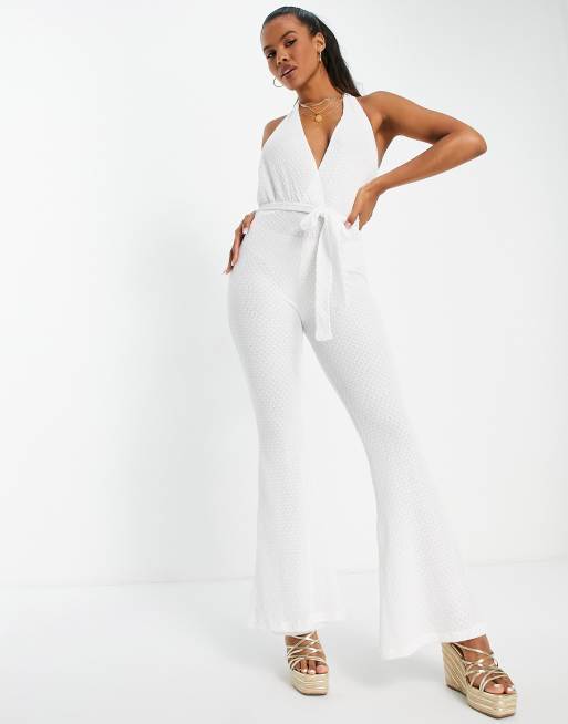 ASOS DESIGN - Tuta jumpsuit allacciata al collo all'uncinetto con gamba a zampa, colore bianco 