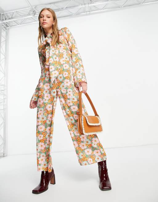 ASOS DESIGN - Tuta jumpsuit allacciata al collo in stile anni '70 a fiori rétro