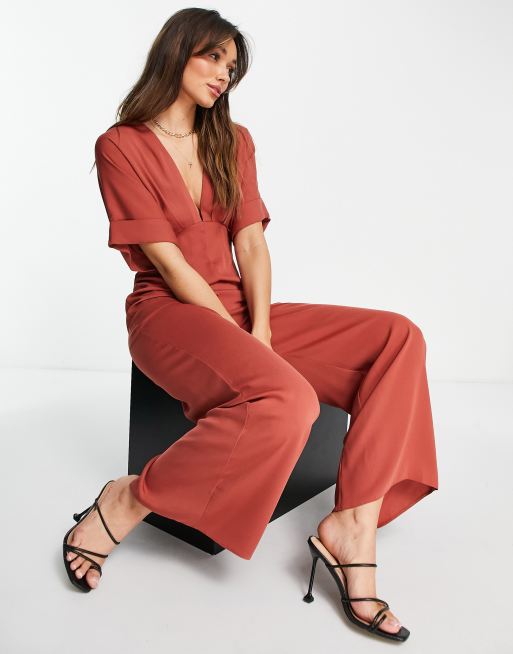 ASOS DESIGN - Tuta jumpsuit con scollo profondo e maniche a pipistrello color ruggine