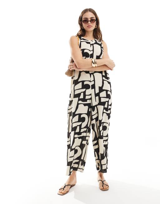 ASOS DESIGN - Tuta jumpsuit girocollo con pantaloni culotte e stampa astratta, 2 di 4