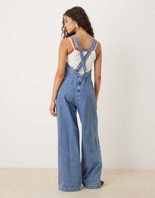 ASOS DESIGN - Tuta jumpsuit in denim lavaggio blu medio con incrocio sulla schiena, 3 di 4