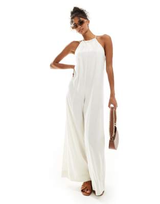 ASOS DESIGN - Tuta jumpsuit in lino con scollo a vogatore e spalline incrociate color crema con motivo crosshatch