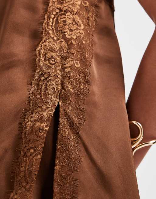 ASOS DESIGN - Tuta jumpsuit in raso marrone con spalline sottili e pizzo, 3 di 4