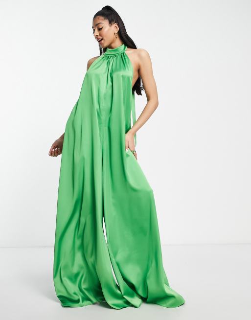 ASOS DESIGN - Tuta jumpsuit in raso verde acceso allacciata al collo, a fondo ampio e aperta sul retro