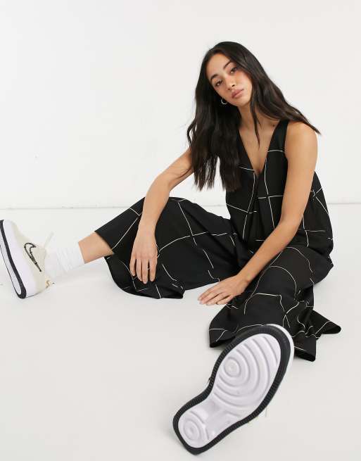 ASOS DESIGN - Tuta jumpsuit in stile minimale con scollo a V e stampa a quadri grandi