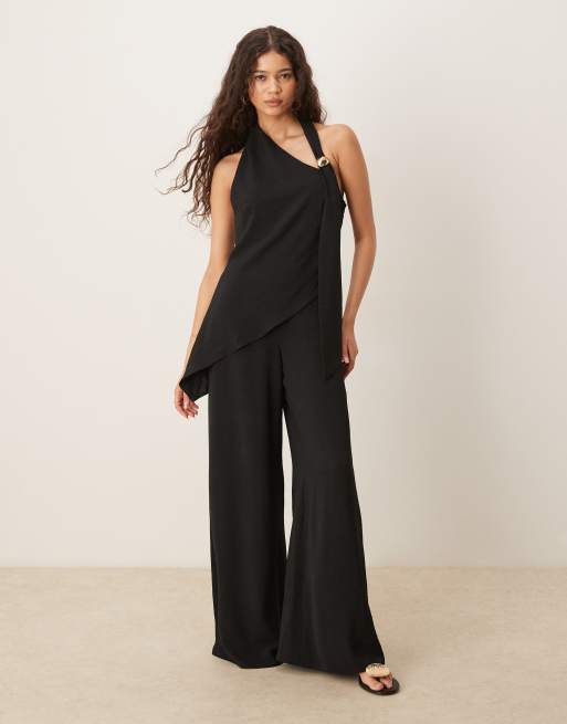 ASOS DESIGN - Tuta jumpsuit nera allacciata al collo con dettaglio sovrapposto