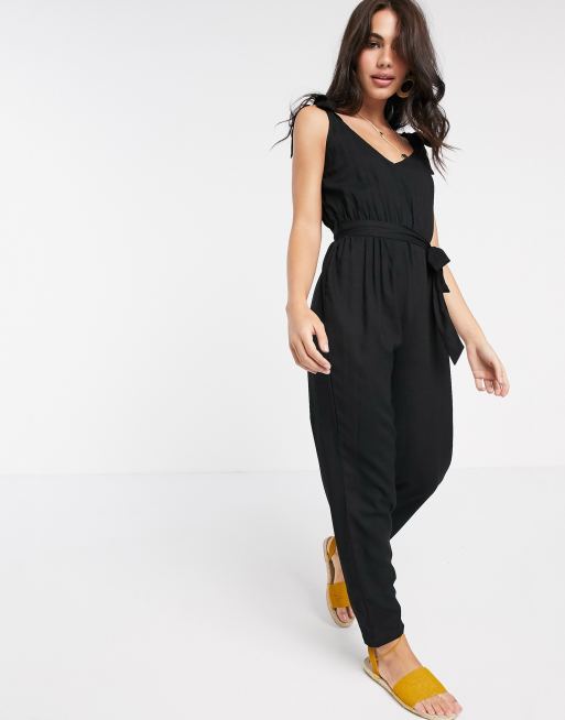 ASOS DESIGN - Tuta jumpsuit nera con allacciatura sulle spalline