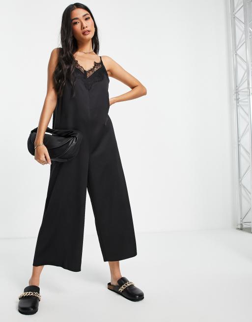 ASOS DESIGN - Tuta jumpsuit nera con canottiera e gonna pantalone in raso con inserti in pizzo