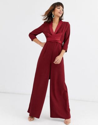 ASOS DESIGN - Tuta jumpsuit stile smoking con scollo profondo e fondo ampio-Rosso