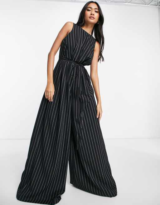 ASOS DESIGN - Tuta jumpsuit stretta in vita con gonna pantalone e scollo a vogatore grigio e nero gessato 