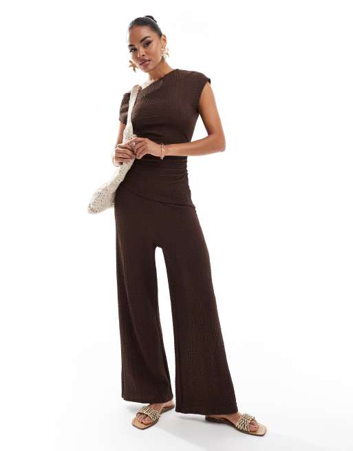 ASOS DESIGN - Tuta jumpsuit testurizzata 2 in 1 color cioccolato con scollo asimmetrico