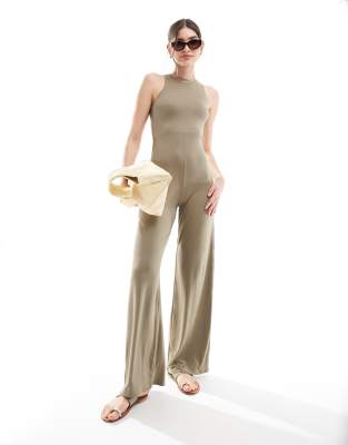 ASOS DESIGN - Tuta jumpsuit verde morbidissima a fondo ampio con scollo a vogatore - view 1