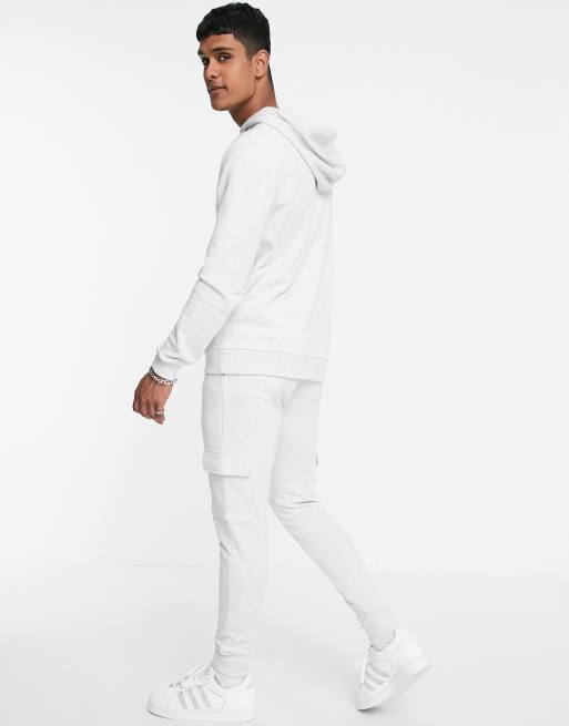 ASOS DESIGN - Tuta sportiva con felpa con cappuccio e joggers cargo bianco mélange