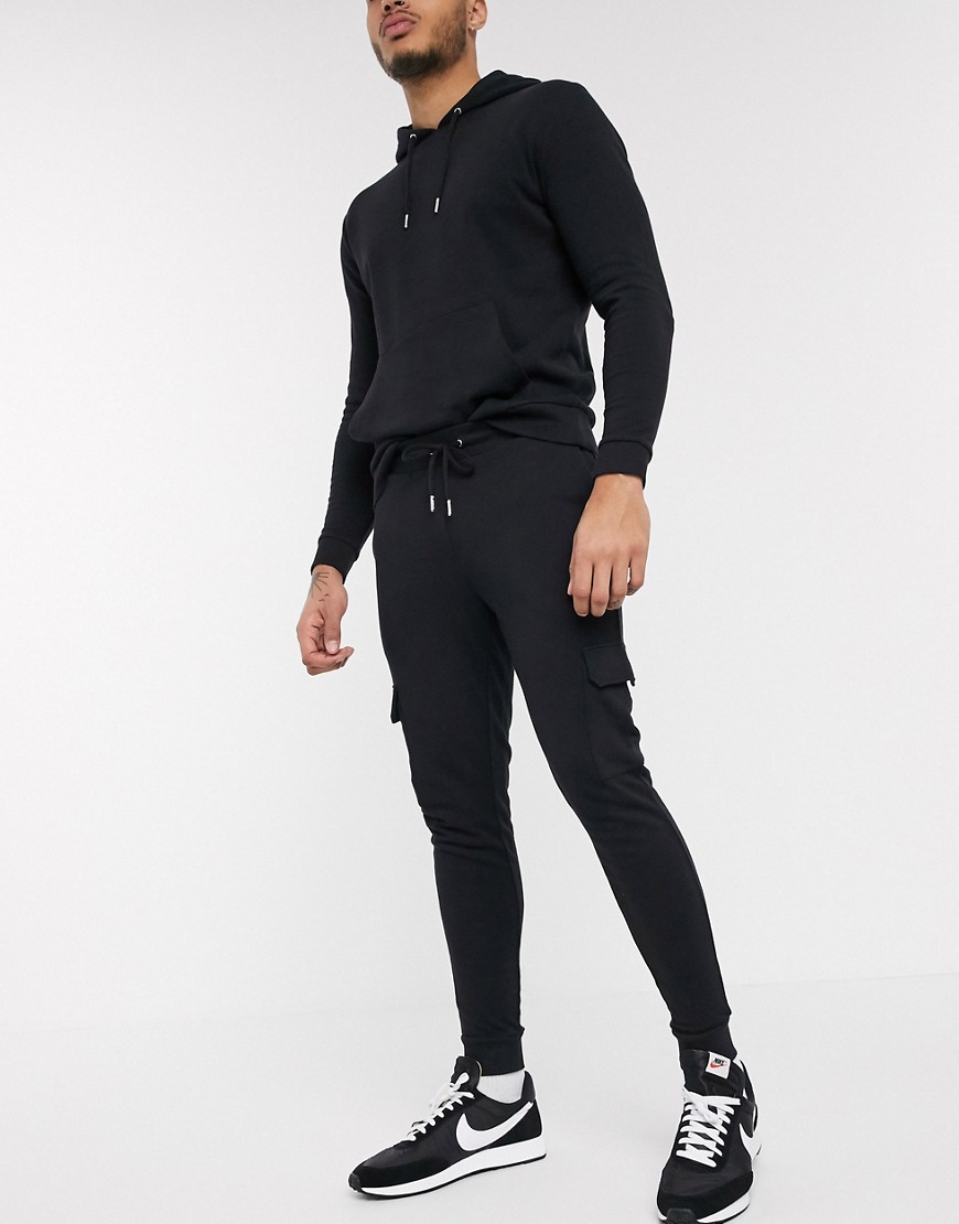ASOS DESIGN - Tuta sportiva nera con felpa con cappuccio e joggers cargo skinny-Nero