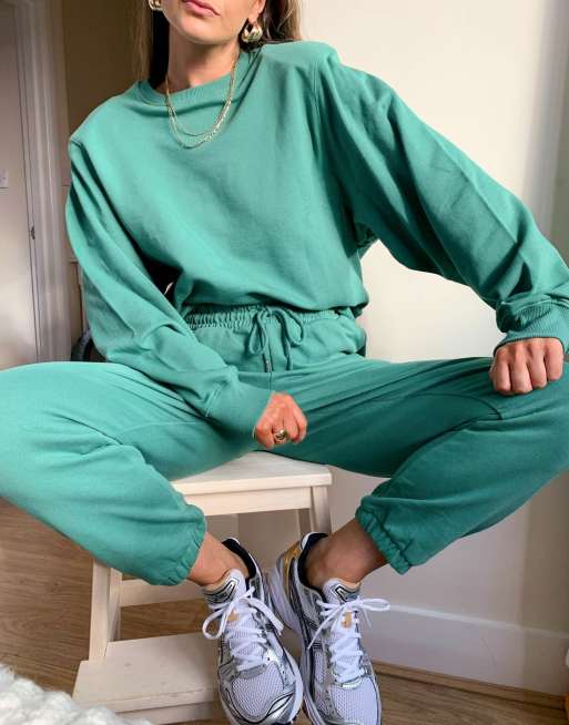 ASOS DESIGN Tuta sportiva oversize con felpa con spalle imbottite e joggers oversize colore verde ASOS