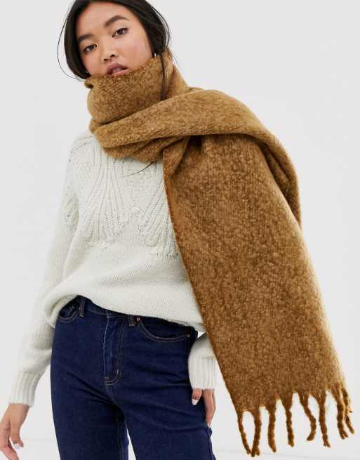 ASOS DESIGN – Tvåtonad scarf i lång, fluffig modell med tofsar