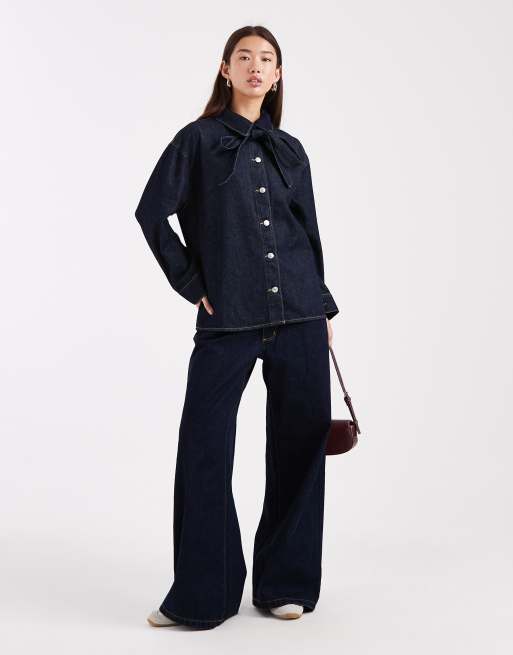 ASOS DESIGN – Tvättad jeansskjorta med rosett vid halsen, 2 av 4
