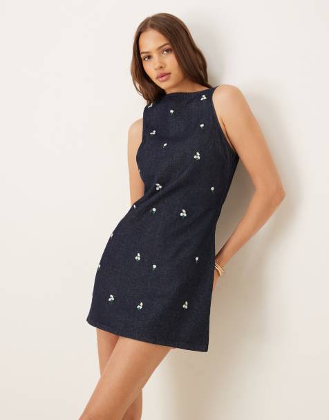 ASOS DESIGN – Tvättad, kort shiftklänning i denim med broderade småblommor - view 1