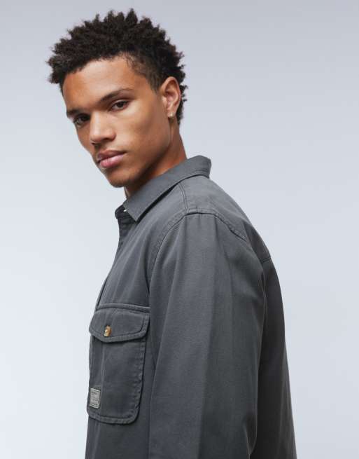 ASOS DESIGN – Twill-Hemdjacke in verwaschenem Schwarz mit Aufnäher, 4 von 5