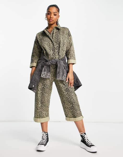 ASOS DESIGN Twill Overall in Khaki mit Oversize Schnitt und Leopardenmuster ASOS