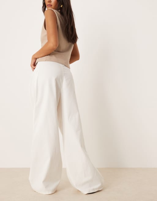 ASOS DESIGN - Pantalon en sergé à taille rabattue nouée à l'avant - Ivoire